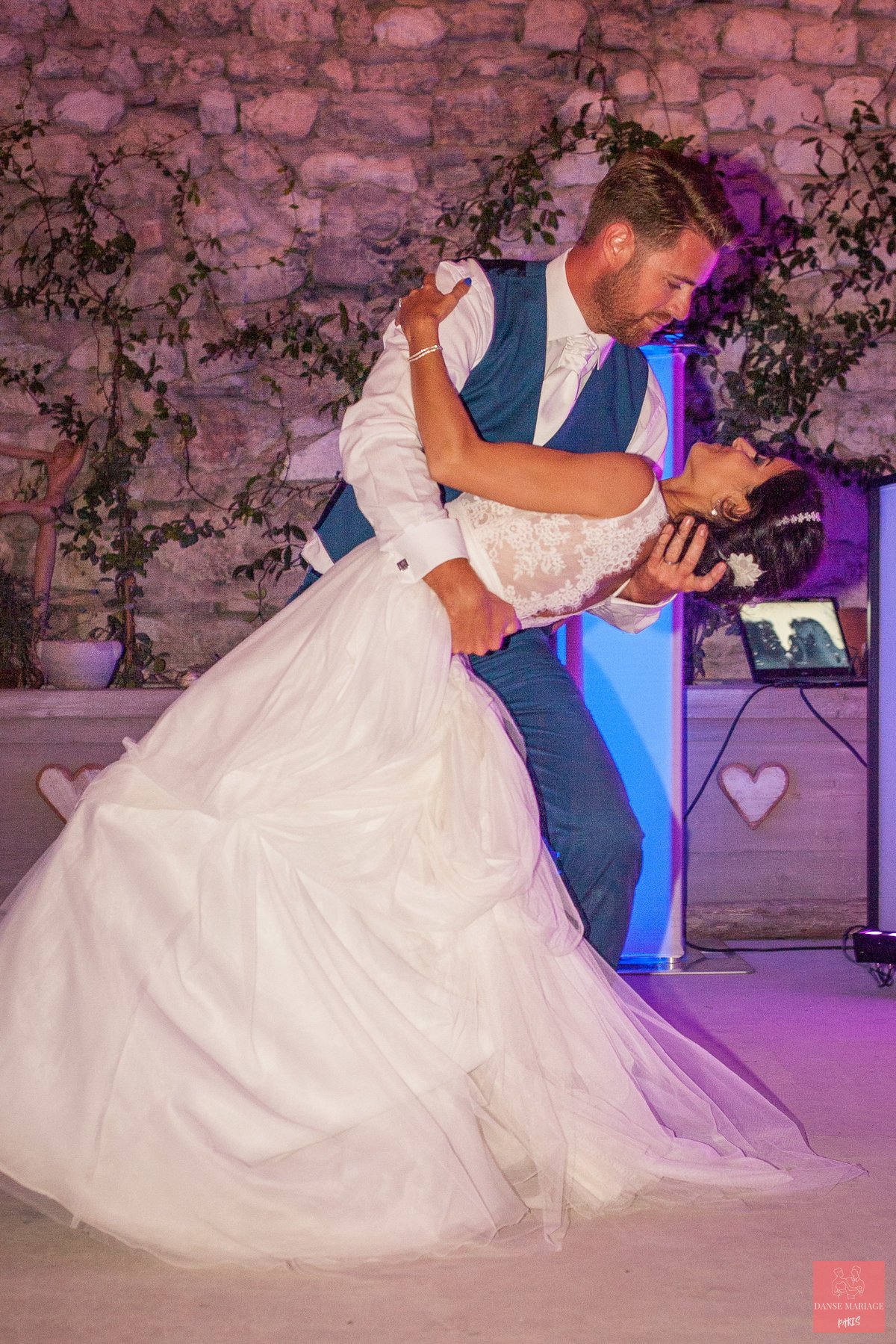 Couple dansant leur ouverture de bal à Paris - première danse